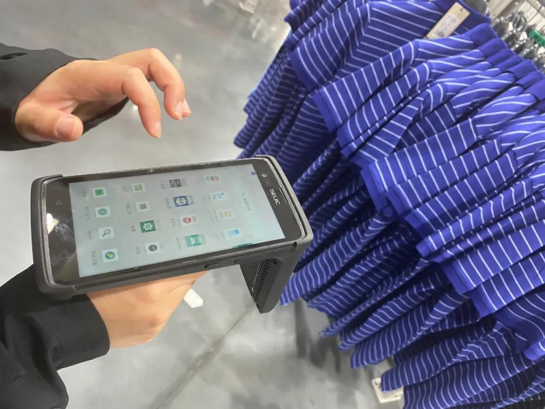 SEUIC_AUTOID's tweet photo. In the inventory process of retail stores, using UTouch #MobileComputer can quickly complete the search for goods and improve work efficiency. The whole process is simple and easy to use. #Seuic
https://t.co/RsxoK7xmga https://t.co/yFH1oWTKPd