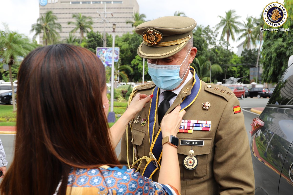 Philippine_Navy's tweet photo. 🇵🇭🤝🇪🇸 | PH Navy welcomes visiting Spanish defense attaché, fosters strong bilateral ties
                 
Read more: https://t.co/c6oFpesLSH

#ModernandMultiCapablePHNavy 
#AFPyoucanTRUST https://t.co/4mvwQJbrzM