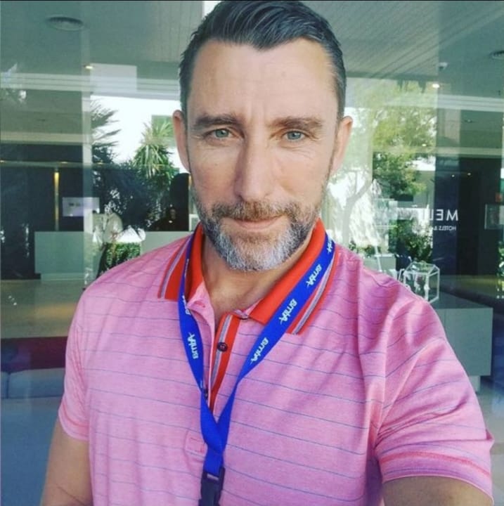 ¿Lo conoces?
Se llama Fredrick Anthony dice ser italiano y se presume trabaja en Blume en Puerto Cancún.
Se busca por extorsión y por difundir imágenes íntimas de mujeres.
Vamos a facilitarle la chamba a la FGE.
<a href="/PuertoCancunMx/">Puerto Cancun</a> @PuertoCancunRea <a href="/PuertoCancunMTC/">Marina Puerto Cancún</a> @NCCANCUN