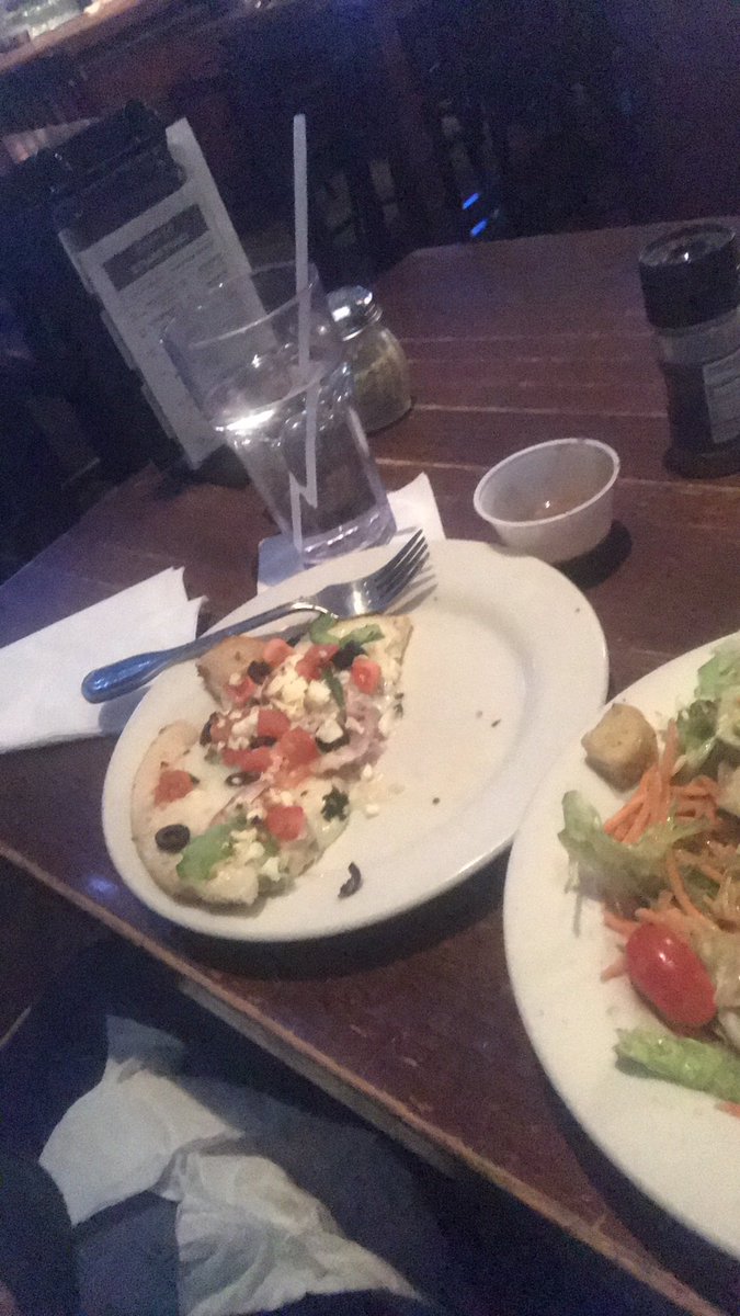 violet_bulldog's tweet photo. @LexPizzaWeek Old Chicago Greek Freak veg pizza is delicious! https://t.co/zKodbqeDqh