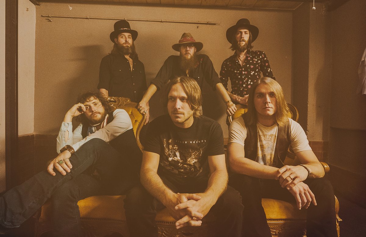 WhiskeyRiff's tweet photo. The REAL vocal group of the year:

@whiskeymyers #CMAawards https://t.co/SkXoZ4zW5c