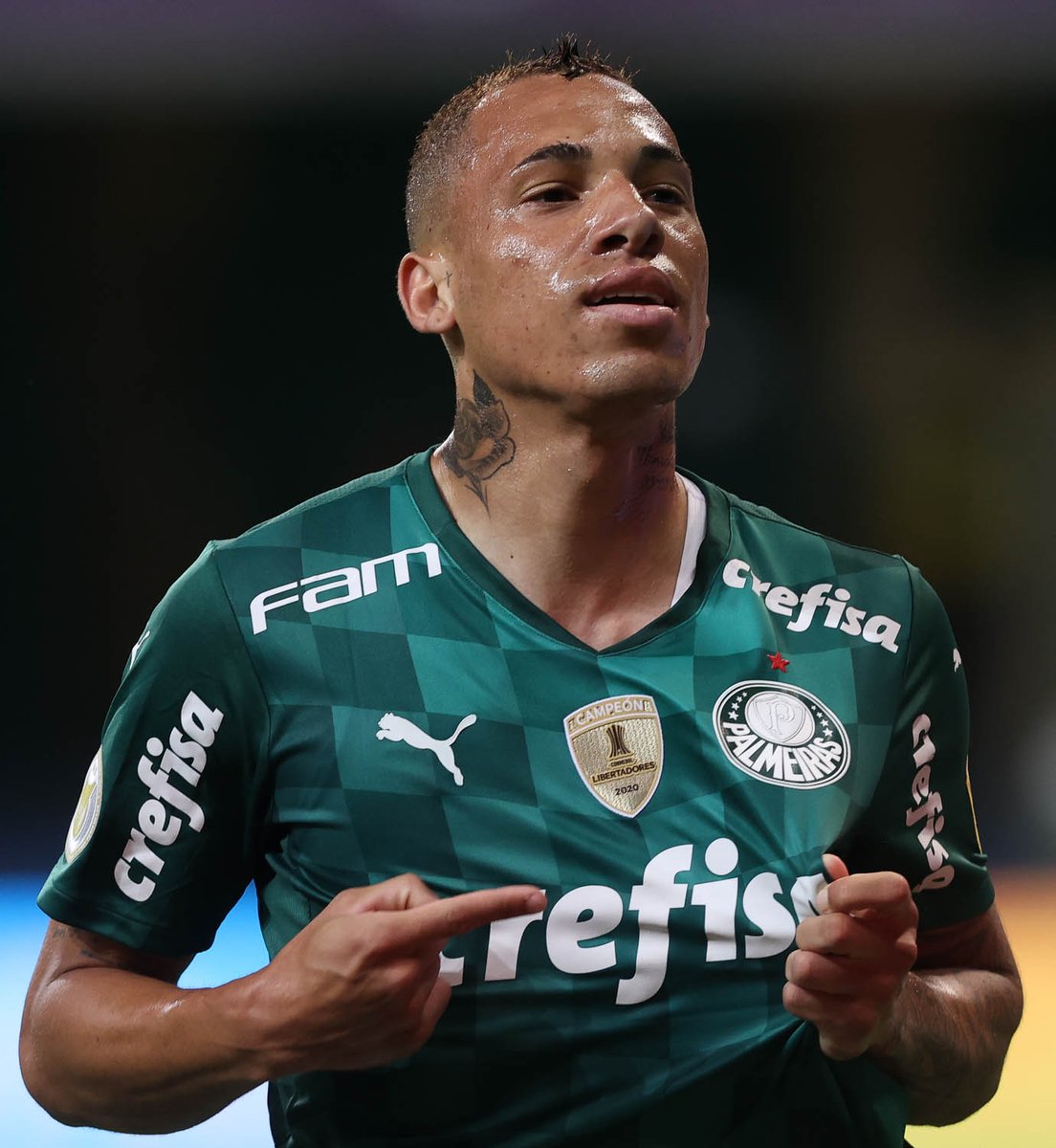 Palmeiras's tweet photo. Fala aí, Breno Lopes: quem guardou 4 gols hoje e conquistou mais 3 pontos no Brasileirão? 🐷👑
#REPETECO #PALxACG
#JuntosNoBrasileirão #AvantiPalestra https://t.co/U10Tei5tf7