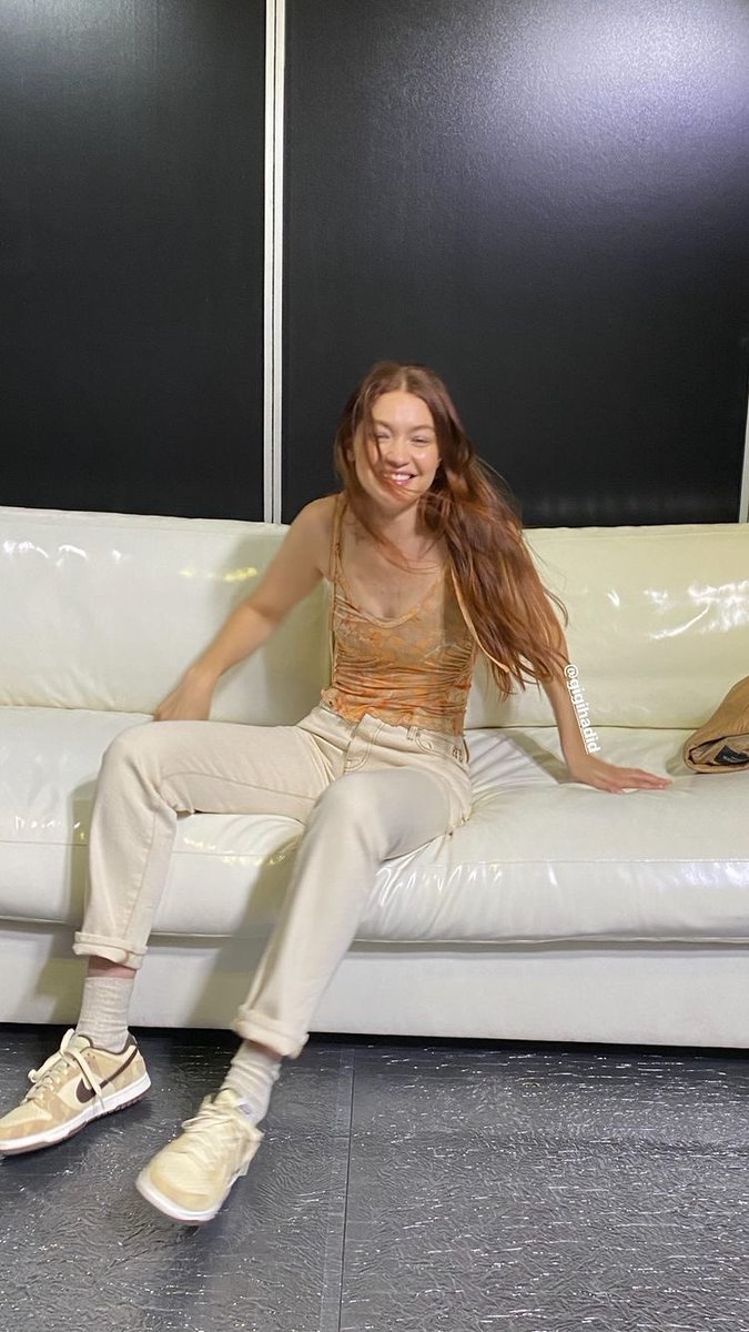 GigiHadidInfos's tweet photo. Gigi Hadid backstage at the Versace Spring Summer 2022 fashion show in Milan. https://t.co/D4gFZuB8MI