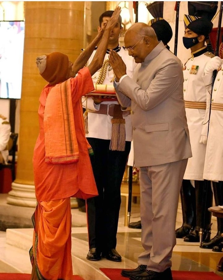 DarshanaShamra's tweet photo. ऐसी तस्वीरें सिर्फ "इंसानियत" को नहीं बल्कि भारत की "सभ्यता" और "संस्कृति" को महान बनाती है !🙏🚩♥️

सहमत है तो "रिट्वीट" करें !! https://t.co/ZdM1bpihOs https://t.co/uFgmbiKuti