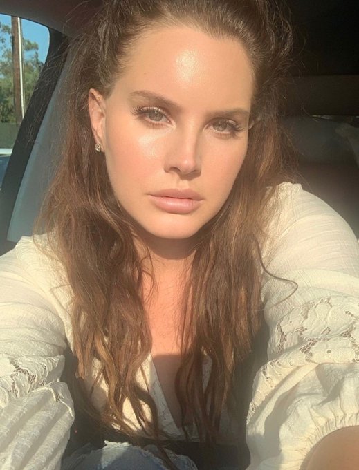 BillieTanked's tweet photo. @bossafantasy @ultrahoneymoonx @tibossanova notice how those pics are from last year? and how she's lost weight? ur only drags are the same 4 pictures from a year ago its very weird that you cant admit that she's lost weight🥰 https://t.co/kCrjnjaZUB