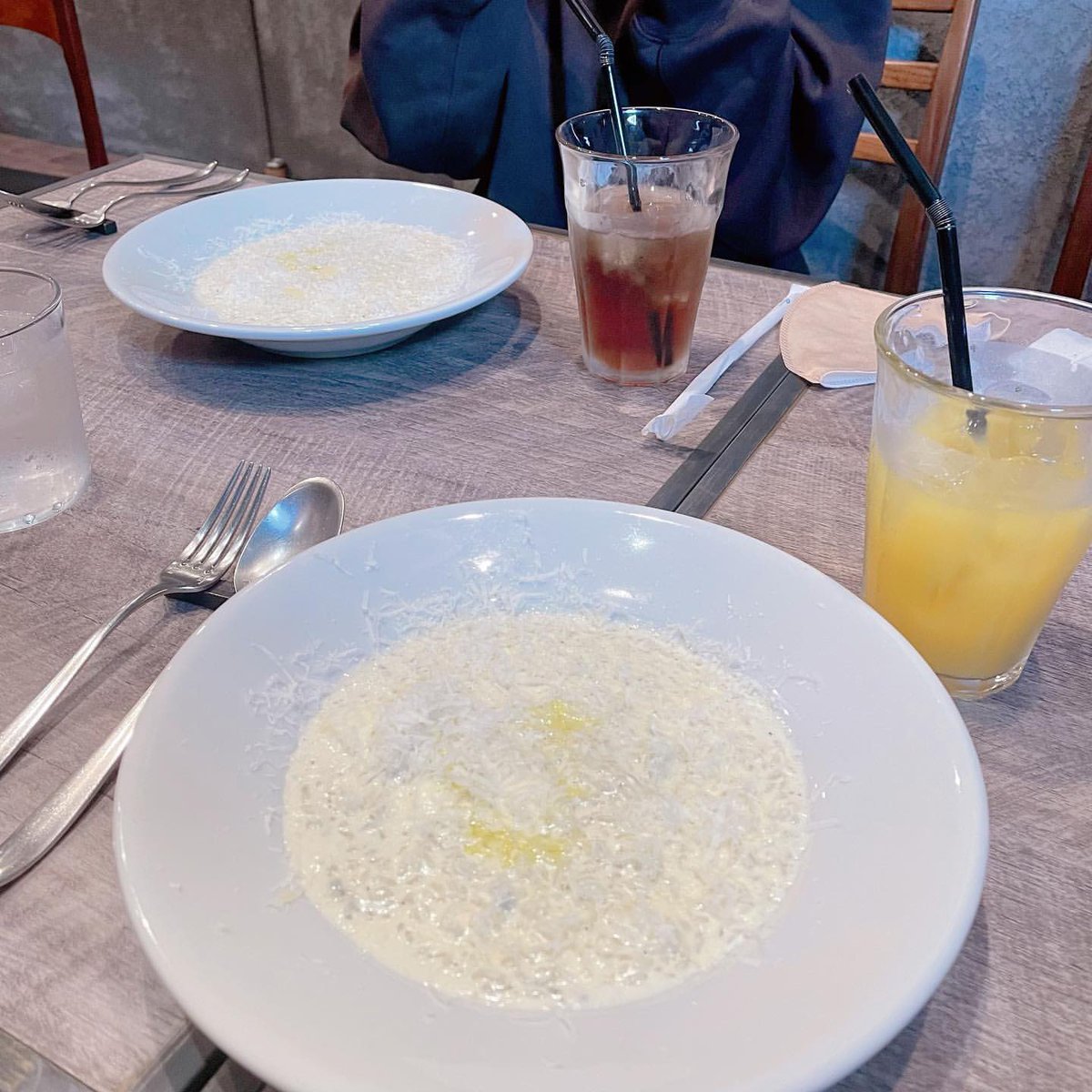EmEyj8's tweet photo. 今日は、

りんとランチなう〜！🥰

最初この料理見た時
ほんとに食べ物か疑ってしまった😅

けど、
いざたべると
ほんとに美味しい〜！☺️

#名古屋ランチ https://t.co/7E2ft2GaKY