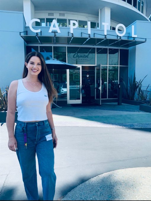 BillieTanked's tweet photo. @bossafantasy once again a picture from months ago she lost weight... 💀  worry about ur fave being a teenager used to fatspo https://t.co/7dhRDcudP3 https://t.co/U32Xca4cZW