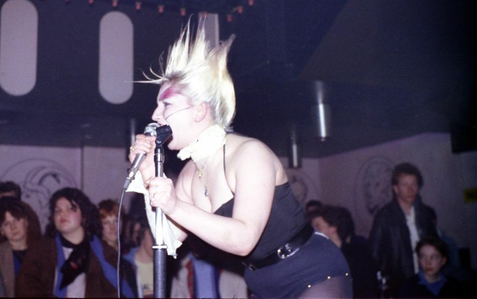 PunkRockStory's tweet photo. Adam &amp; The Ants (with Jordan) performing at the Moonlight Club in 1978. Photo by Mick Mercer

#punk #punks #punkrock #oldschoolpunk #adamant #jordan #history #punkrockhistory https://t.co/54BaSba9Nr