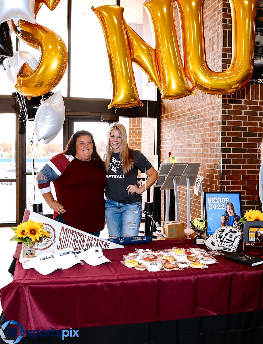 mollyemersonn's tweet photo. it’s official #boltsup @SNUSoftball https://t.co/pNFshoJV7o