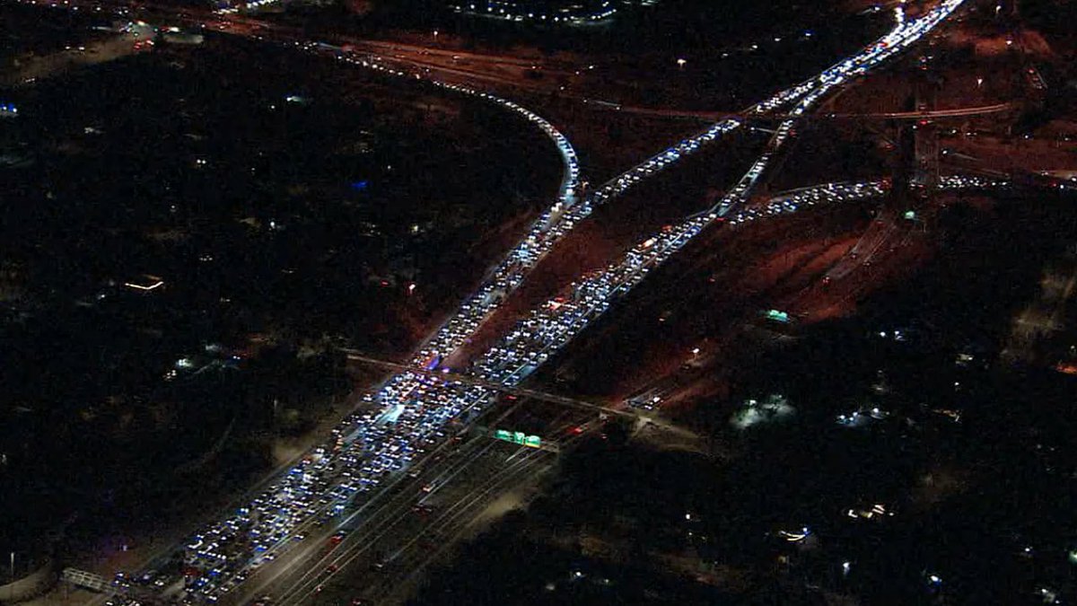 abc15's tweet photo. DEVELOPING: WB I-10 closed at 16th Street due to police investigation.

DPS said it appears that a truck dumped some material onto the freeway. Troopers closed the freeway to investigate what the material is and how to remove it.

What we know. https://t.co/s7RWdIaWNU #abc15 https://t.co/BhoZ4fD8Pe