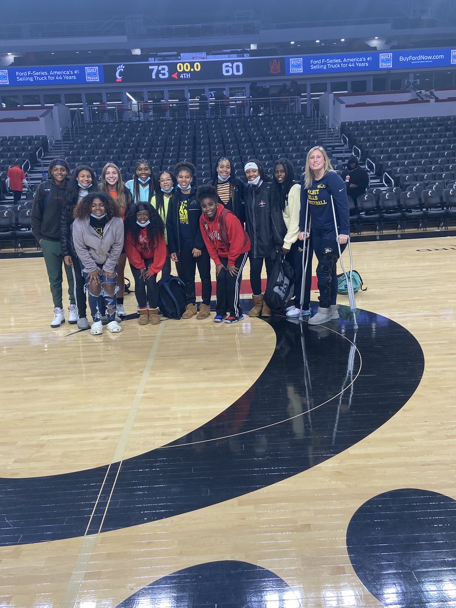 CyleeLeggett's tweet photo. Had a great time with my girls tonight getting to see @darianburgin hustle it out on the court!! Thanks Coach for putting this all together @Coachlazar https://t.co/HXgndvvbnv