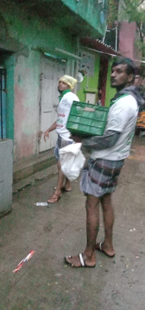 tntjho's tweet photo. TNTJ வடசென்னை மாவட்டம் கொருக்குப்பேட்டை தெற்கு கிளை சார்பாக 10/11/21 அன்று வெள்ளத்தால் பாதிக்கப்பட்ட  300 குடும்பங்களுக்கு பால் மற்றும் பிஸ்கட்  விநியோகம் செய்யப்பட்டது. இறைவனுக்கே புகழ் அனைத்தும்

#TNTJ_SocialActivities https://t.co/FgJ3IhxrVC