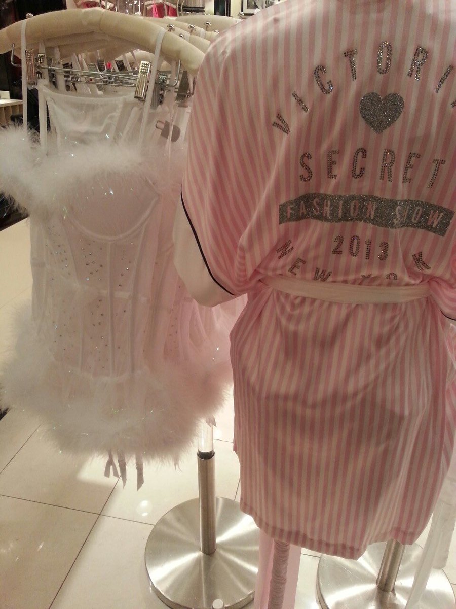 strawbunnybisou's tweet photo. i miss THIS victoria’s secret https://t.co/UoNEpzxA8k