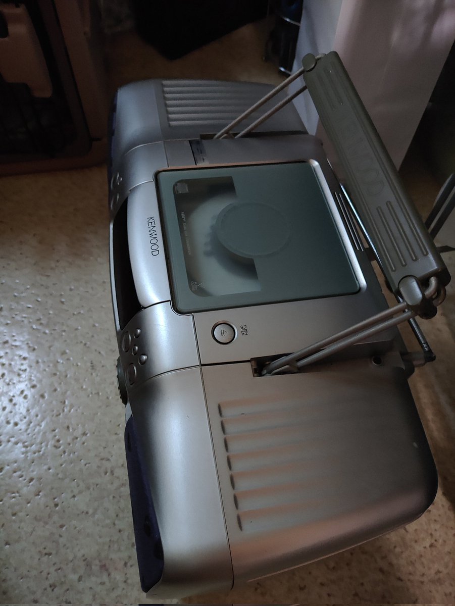 Declutteringdad's tweet photo. 断捨離その53。

嫁の古いCDラジカセ、昔やっていた楽器の機材とケース、相当古いノートPC。

ノートPCのディスプレイは変形した上に変な匂いがする😅化学反応起きてる？

お世話になりました。

#断捨離
#一日一捨
#捨て活 https://t.co/Y3gJ0YBiMT