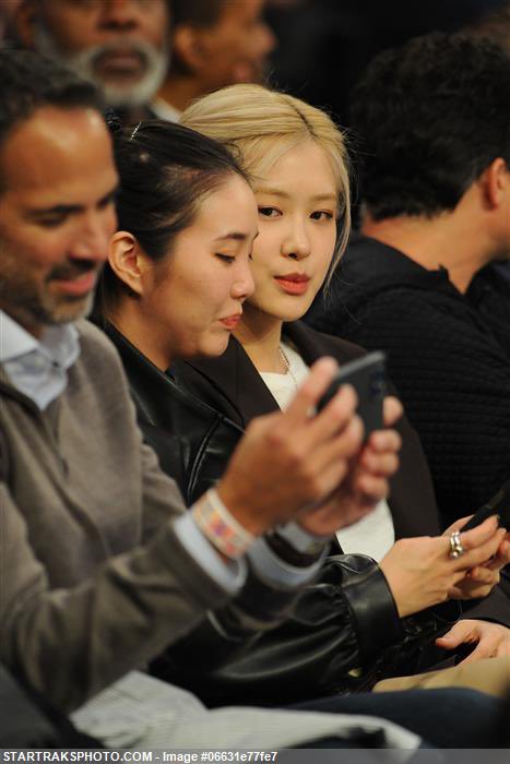 rosekcharts's tweet photo. 211111 ROSÉ at Buck vs. the New York Knicks game 

#ROSÉ #로제 @BLACKPINK https://t.co/r8zKMXSAEL