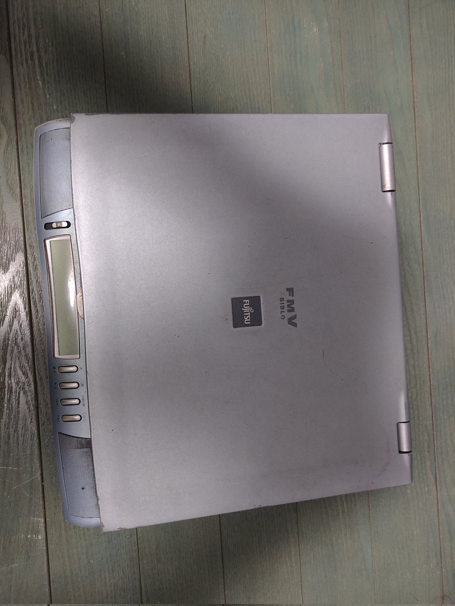 Declutteringdad's tweet photo. 断捨離その53。

嫁の古いCDラジカセ、昔やっていた楽器の機材とケース、相当古いノートPC。

ノートPCのディスプレイは変形した上に変な匂いがする😅化学反応起きてる？

お世話になりました。

#断捨離
#一日一捨
#捨て活 https://t.co/Y3gJ0YBiMT