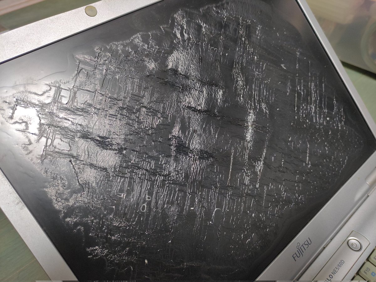Declutteringdad's tweet photo. 断捨離その53。

嫁の古いCDラジカセ、昔やっていた楽器の機材とケース、相当古いノートPC。

ノートPCのディスプレイは変形した上に変な匂いがする😅化学反応起きてる？

お世話になりました。

#断捨離
#一日一捨
#捨て活 https://t.co/Y3gJ0YBiMT