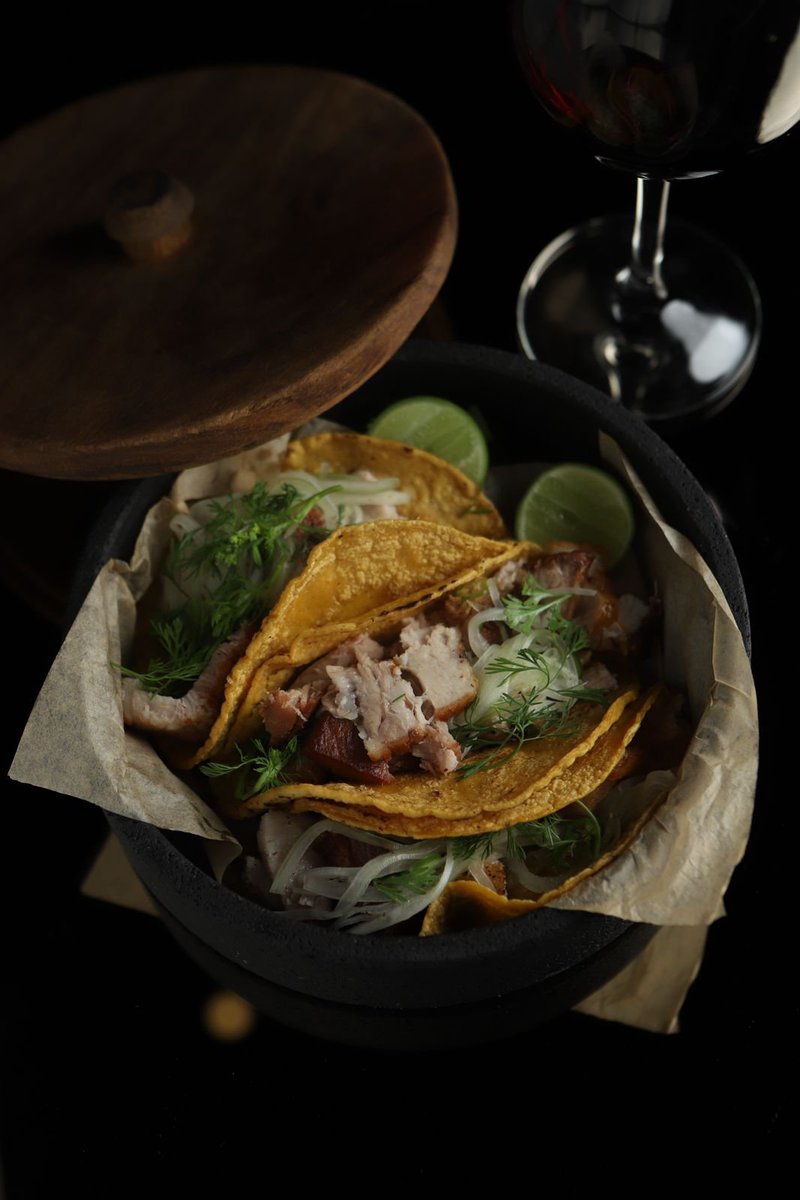 FoodandTravelMX's tweet photo. Y como el taco es un básico de la comida mexicana callejera, no podía faltar en el menú de #StreetFood2021. El chef @mkdavila de #Cachava sirvió uno de pork belly con cebolla encurtida y salsa de chile morita. https://t.co/JYVmZ5aW44