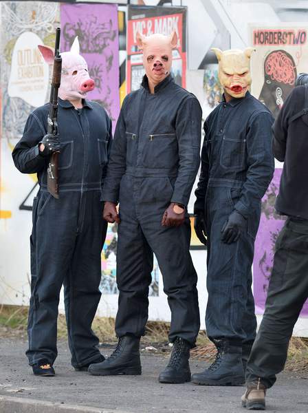 JuttaFreudig's tweet photo. #MusketeersEurope Funny #LukePasqualino #lucapasqualino 😍 as #AlbertHill in #Snatch #SnatchTV #CrackleTV #Sony #MoneyHeist as #Pig 🐷 2016 #Manchester - and his co-actor #CharlieHunnam as #Lin in #AppleTV+ series #Shantaram #BankRobbery as #Wolf 🐺 #Melbourne 2021 https://t.co/X1RRgrIFUk