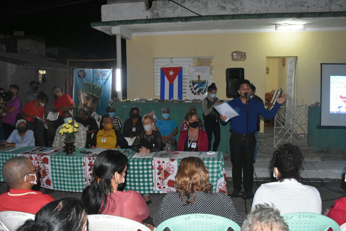 portal_villa's tweet photo. En un acto genuinamente democrático el delegado del #PoderPopular rinde cuenta de su gestión a quiénes lo eligieron como Delegado de Circunscripción
#PoderPopular45Anos https://t.co/UNdogdyfah