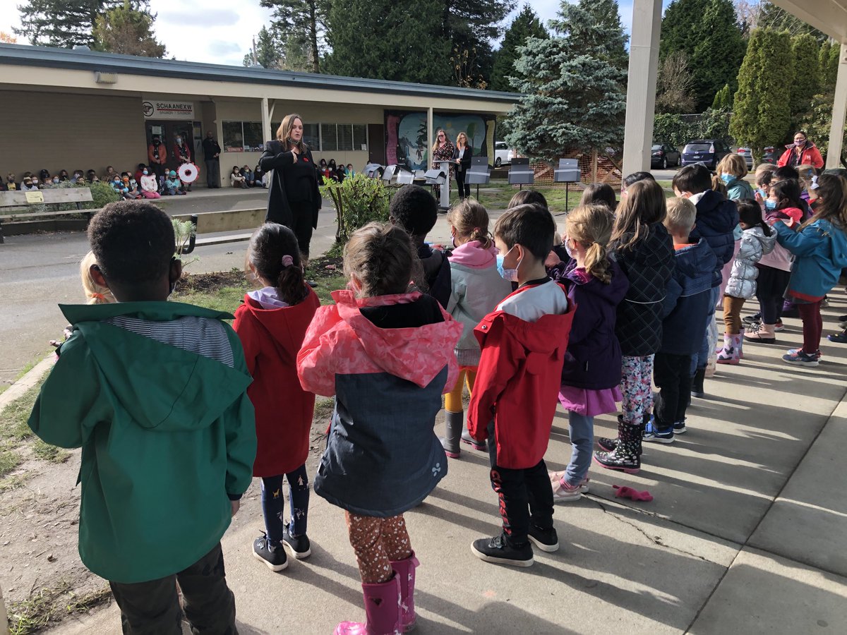mmefriesenclass's tweet photo. Singing at our outdoor Remembrance Day assembly today. Thank you Ms Blackman for leading us in song. #peacearchlearns #sd36learn https://t.co/53r59gnvFY