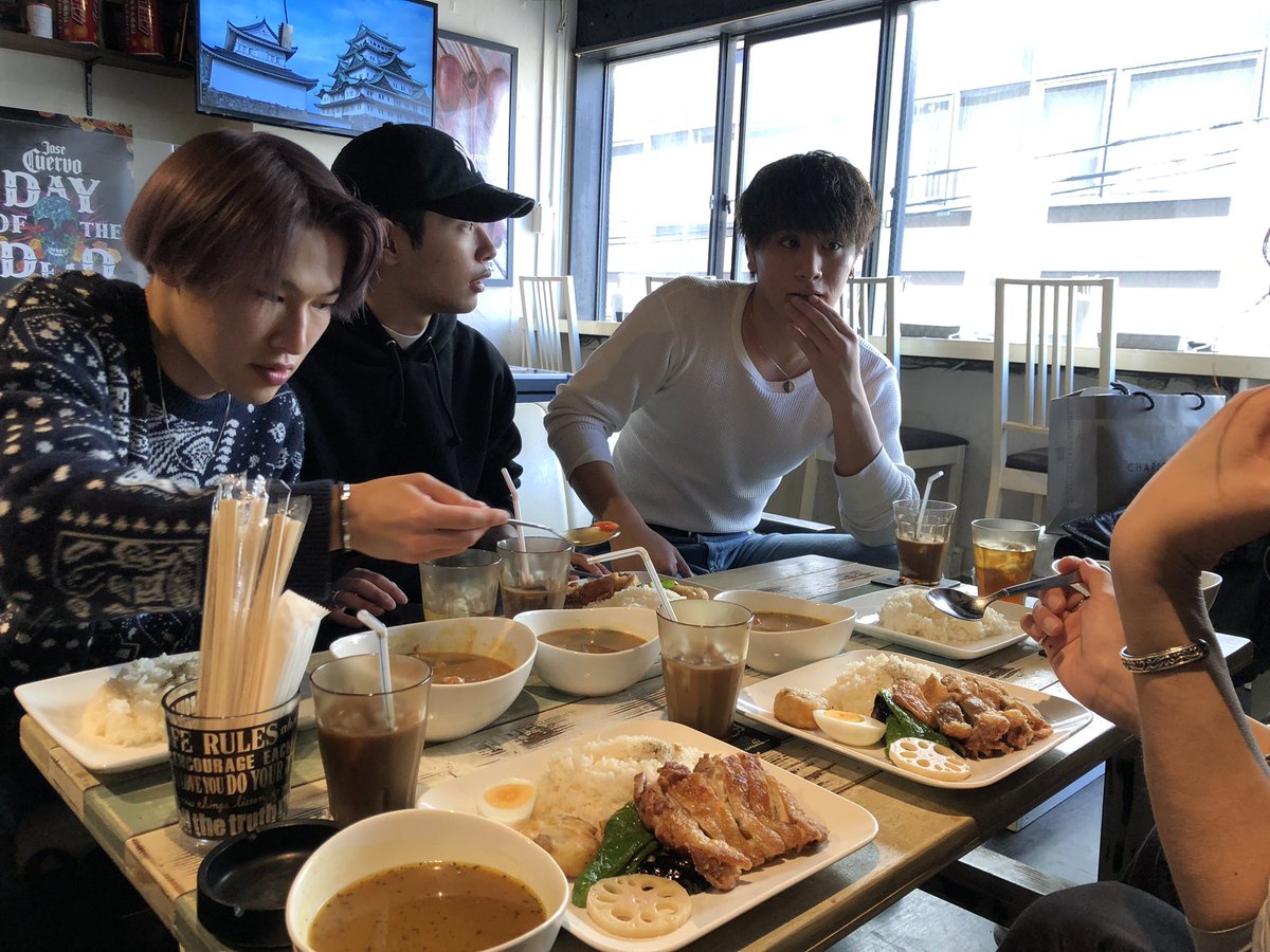 FIRSTBETyoutube's tweet photo. ミーティング中！！🔥

ふみやトマト食べれないからって人の皿に移しちゃダメだよ😔 https://t.co/8RbyPmJ5M0