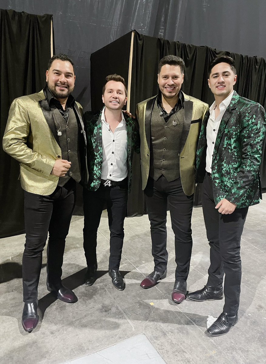 memogarzaa's tweet photo. Una Gran Noche !! Gracias a @premiodelaradio por volver a reunirnos!! @jerrycorraless @walo_ms07oficial @alanmsoficial @adictivaoficial @BandamsOficial https://t.co/TNsfZ486XW