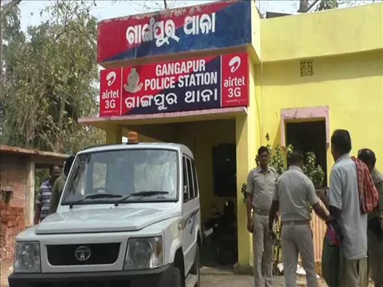 SWADHIKAR3's tweet photo. #ଗାଙ୍ଗପୁର_ଥାନା_ଶ୍ରେଷ୍ଠ
ଦେଶରେ ଏକ ଶ୍ରେଷ୍ଠ ଥାନାର ସୁନାମ ଅର୍ଜନ କଲା ଗଞ୍ଜାମ ଗାଙ୍ଗପୁର ଥାନା। ଲୋକଙ୍କୁ ଉତ୍ତମ ସେବା ଯୋଗାଇବାରୁ ଶ୍ରେଷ୍ଠତା ପୁରସ୍କାର, କେନ୍ଦ୍ରୀୟ ଟିମର ଅନୁଧ୍ୟାନ ପରେ ଗୃହ ବିଭାଗର ନିଷ୍ପତ୍ତି। ଆସନ୍ତା ୧୯ରେ ପୁରସ୍କାର ପ୍ରଦାନ କରିବେ କେନ୍ଦ୍ର ଗୃହମନ୍ତ୍ରୀ @odisha_police @Ganjam_Admin #SwadhikarNews https://t.co/xTshCqE7yy