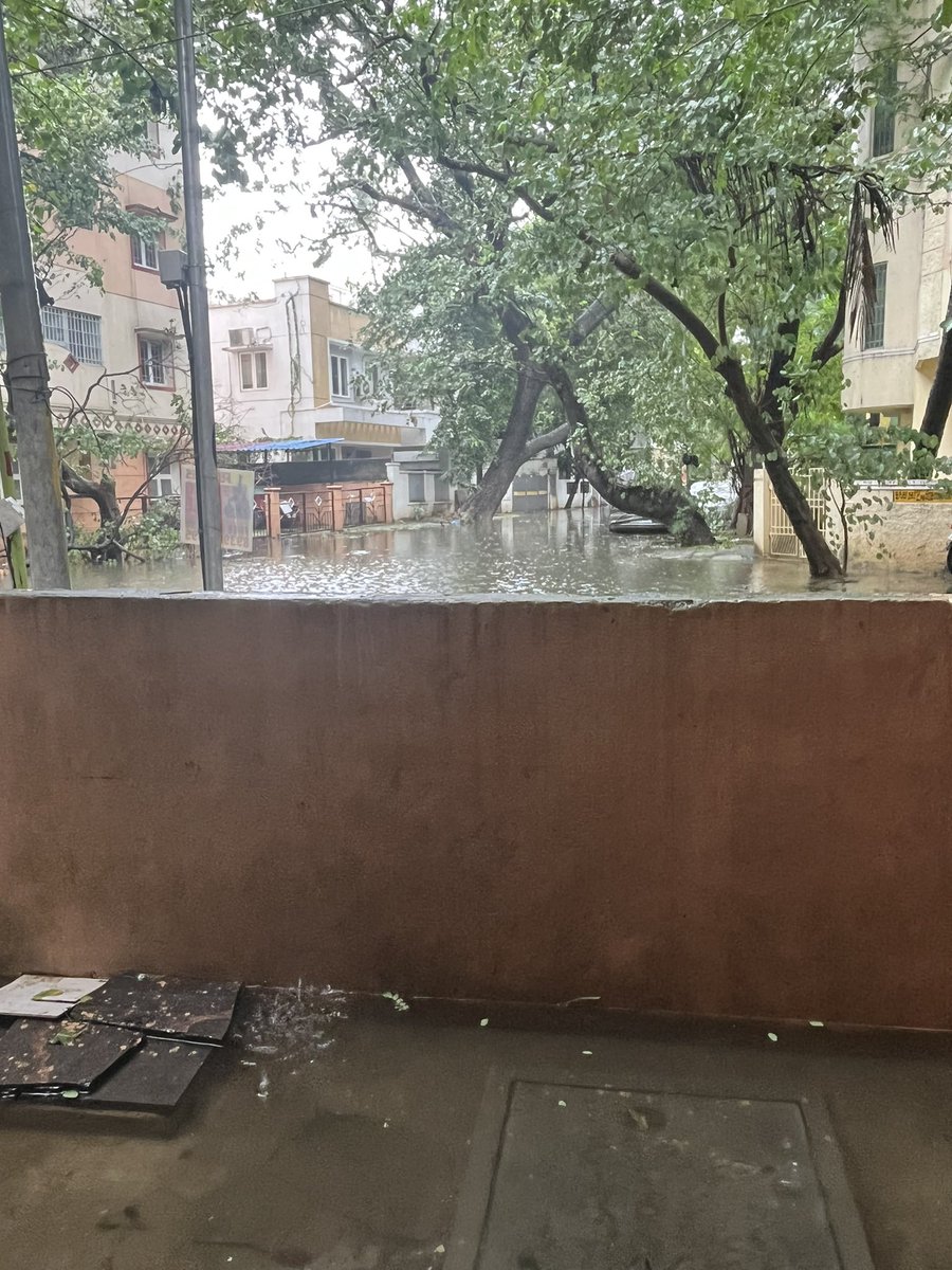 Devaprasad1978's tweet photo. @Dr_Ezhilan  @chennaicorp @GSBediIAS @mkstalin @CMOTamilnadu 

Sir water logging in Ganga nagar kodambakkam Storm water drains are blocked water have come inside our houses pls do the needful !! https://t.co/YZTz3eKdr1