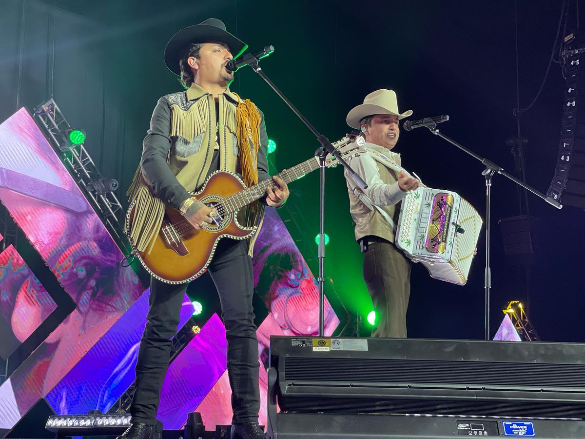 🔴 Azteca UNO EN VIVO ➡️ bit.ly/PremiosRadio

¡<a href="/DosCarnales/">Los Dos Carnales</a> nos hicieron disfrutar con su música! 👏🏻💃🤠 Los #PremiosDeLaRadio cada vez se ponen mejor. 🪗🎶