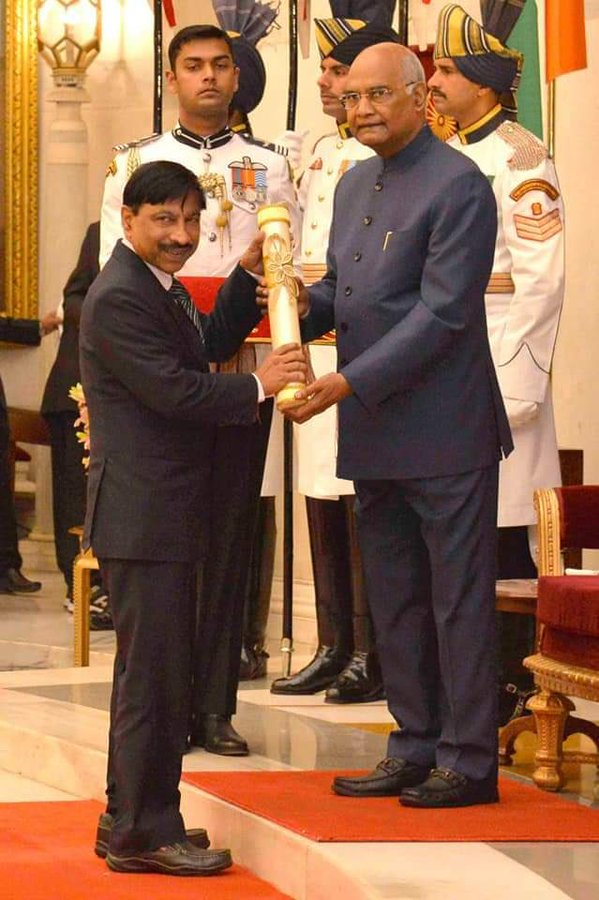 PplOfIndia's tweet image. Dr KK Muhammad, Kerala&apos;s Muslim archeologist, who found remnants of Ram Mandir at Ayodhya receiving Padma Shri from President Ramnath Kovind! Welldone, Modi Ji! 🙏🙏