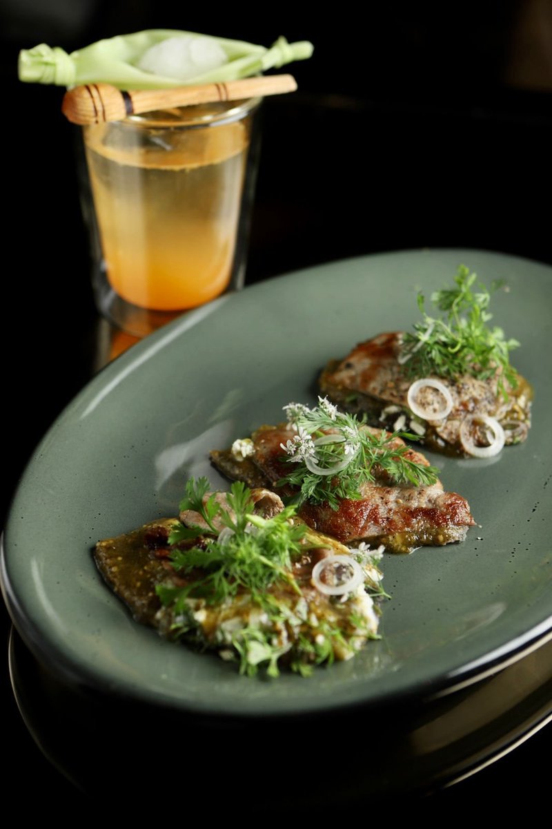 FoodandTravelMX's tweet photo. El último bocado del menú salado de #StreetFood2021 es el huarache de maíz azul de Tlaxcala con láminas de entrecot y queso fresco. Éste se acompaña con el coctel dry spritz de @MONKEY_47 y mandarina, fruta de temporada. #Cachava @mkdavila https://t.co/ozz8UxLFWi