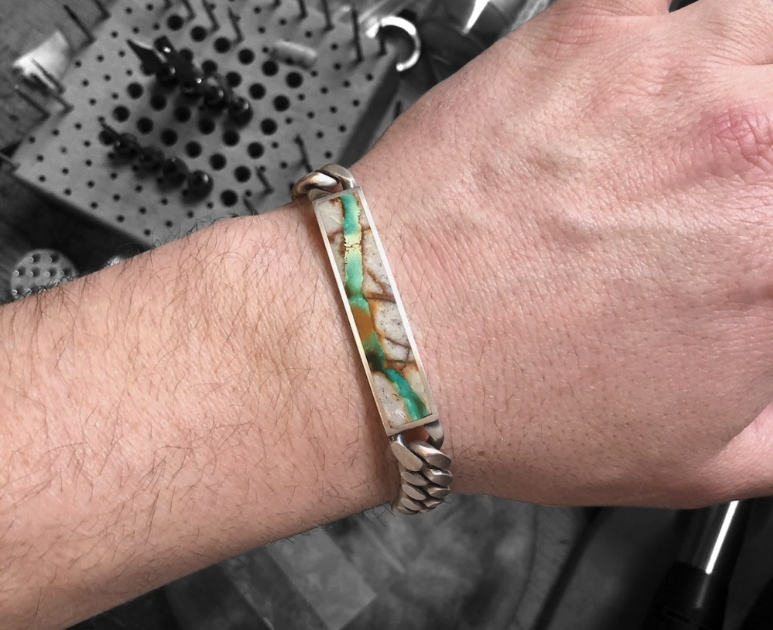 Buddy__Austin's tweet photo. Gemstone or Abstract painting, kinda looks like both to me - Arizona Turquoise 'ID Tag' Bracelet.

#buddyaustin #thirdeyeassembly #madeinseattle #handmadejewelry #goldsmith #customjewelry #jewelrydesigner #jewelrytrends #bespoke #jewelryart #arizona #armcandy #storytellingjewelry https://t.co/M7PYQulzgS