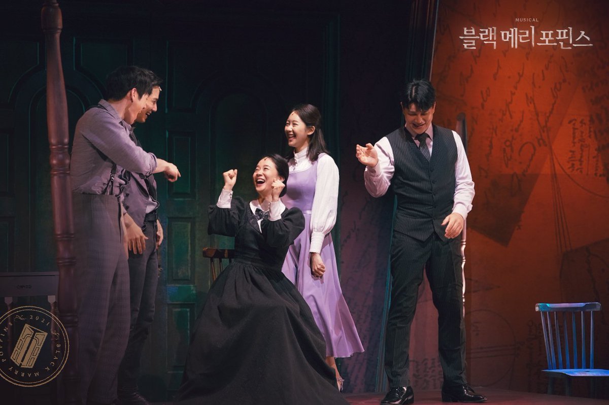 blackmary_1926's tweet photo. [#블랙메리포핀스] #only_on #스페셜장면시연
#Scene_1🪑
“메리! 메리도 같이 의자놀이 해요!”
메리와 함께 의자놀이를 한 첫 날
 
“처음인 행복들이 이제 우리에게도”🏠
-
뮤지컬<블랙메리포핀스>
2021.11.02-11.28
대학로 SKON 1관 https://t.co/EJJJt1G0NL