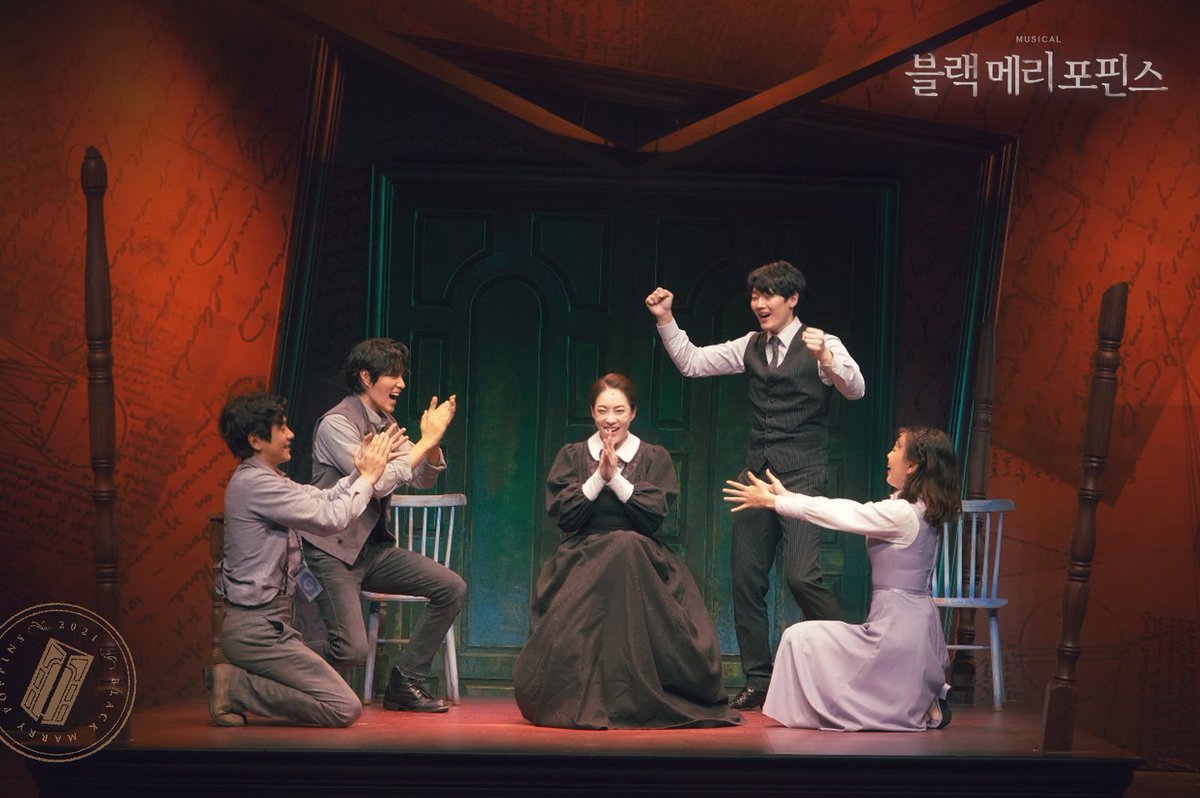 blackmary_1926's tweet photo. [#블랙메리포핀스] #only_on #스페셜장면시연
#Scene_2🪑🪑
“한 판 더 안할거니 얘들아..?”
이제는 메리가 더 좋아해요😆
 
“처음인 행복들이 이제 우리에게도”🏠
-
뮤지컬<블랙메리포핀스>
2021.11.02-11.28
대학로 SKON 1관 https://t.co/oeA9EiKElQ