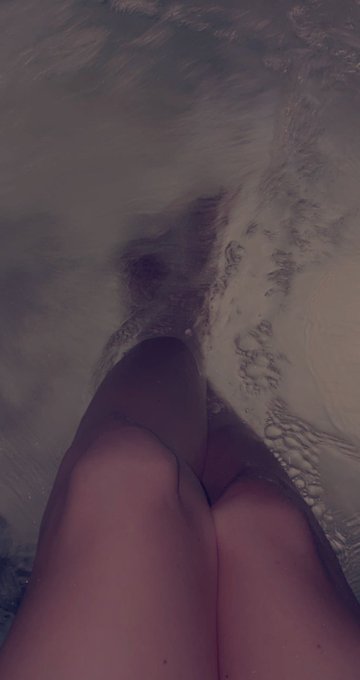 Hot tubs and sunshine ☀️ https://t.co/LSvdTPx7hH<a href="/tag/gayvns"class="tags"><span>#gayvns</span></a>