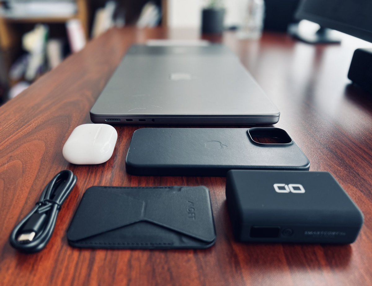 shota_drums_'s tweet image. 今日のApple信者セットといつも通り写ってくる猫毛 #iPhone13ProMax #MacBookPro2021 #CIO #Moft