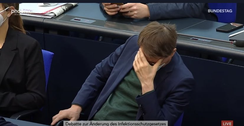 KitKatsChitChat's tweet photo. Fühlen wir Karl https://t.co/ie6gSDN5iX