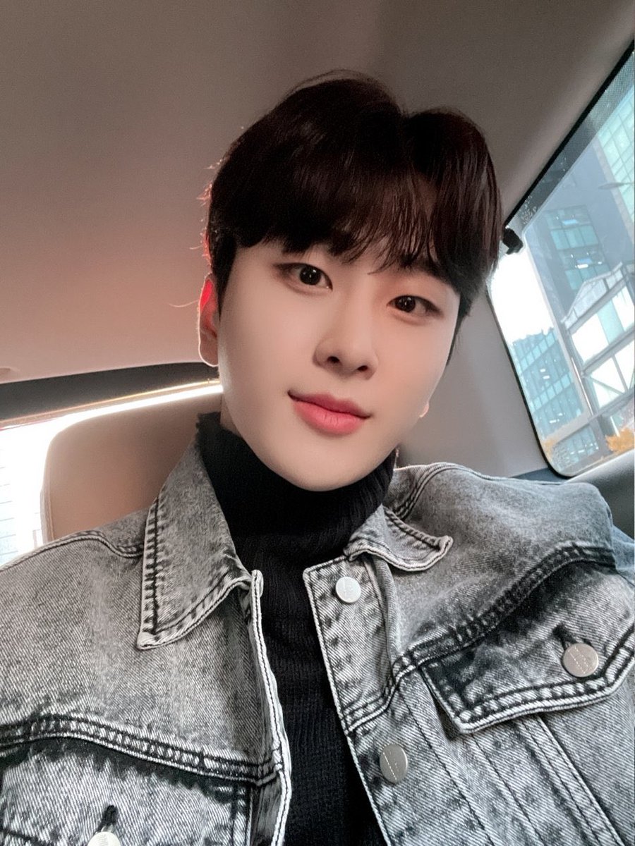 jinkwon131's tweet photo. 진권아빼빼로필요업ㄱ어몸만와 https://t.co/0J97UXLBnE
