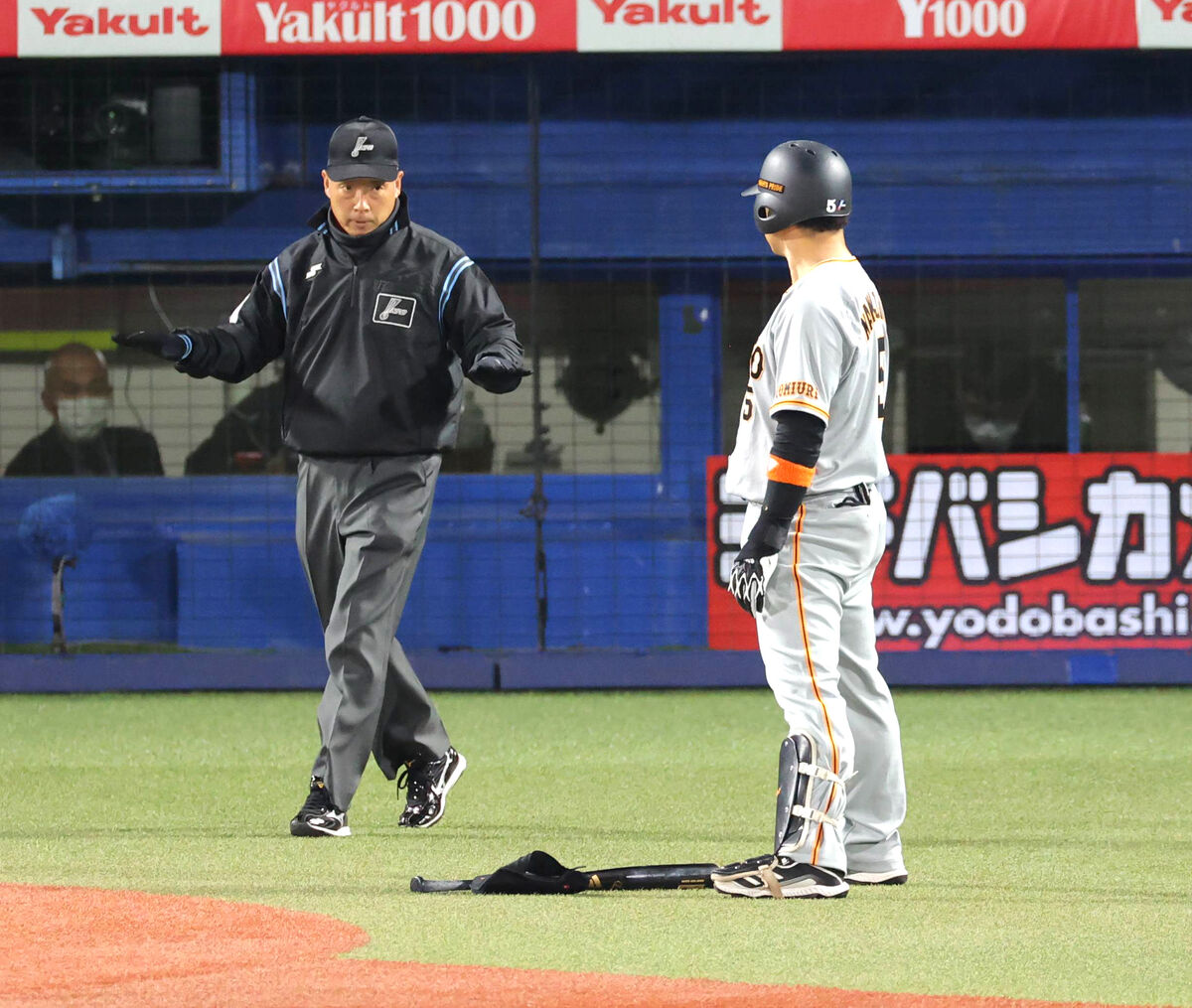 hochi_giants's tweet photo. #中島宏之 が押し出し死球アピールも…リクエスト失敗で先制ならず https://t.co/znD0ujFhsD #巨人 #ジャイアンツ #読売ジャイアンツ https://t.co/aAEYiRueFJ