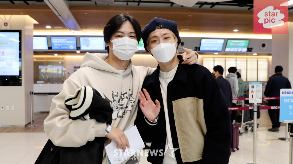 defdaily's tweet photo. @jaybnow_hr [VID] 211111 JAY B and Youngjae at Gimpo Airport

Naver TV:
https://t.co/dITJt8P3N1

YouTube:
https://t.co/V9NC3M5wVO
https://t.co/SjhhqJDboZ

#GOT7 #갓세븐 
#JAYB #제이비 @jaybnow_hr https://t.co/c9nTNZ26Nm