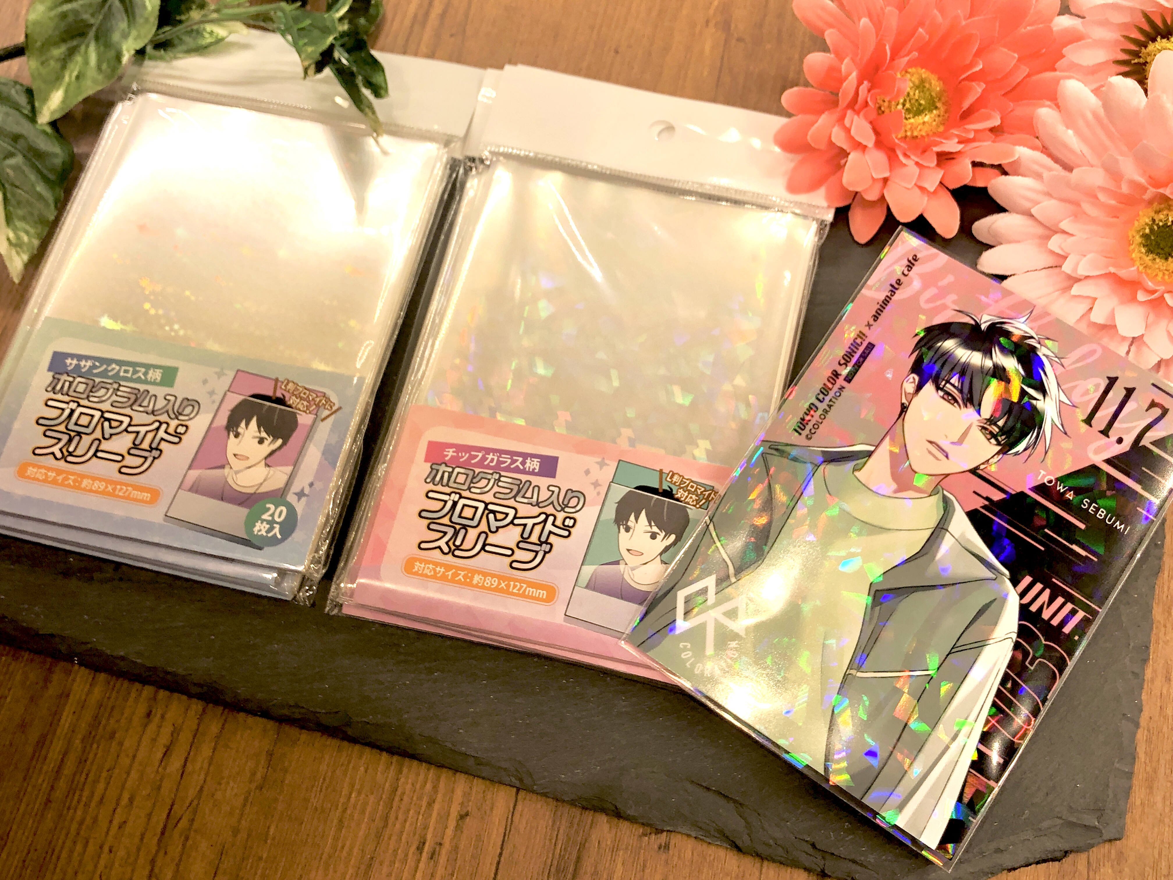 アニメイトカフェ池袋4号店 人気商品紹介 ホログラム入りブロマイドスリーブ 400円 枚入 店頭にて販売中 お気に入りのブロマイドをキラキラかつ綺麗に保存できちゃいます 現在 東京カラーソニック とのコラボ開催中です T