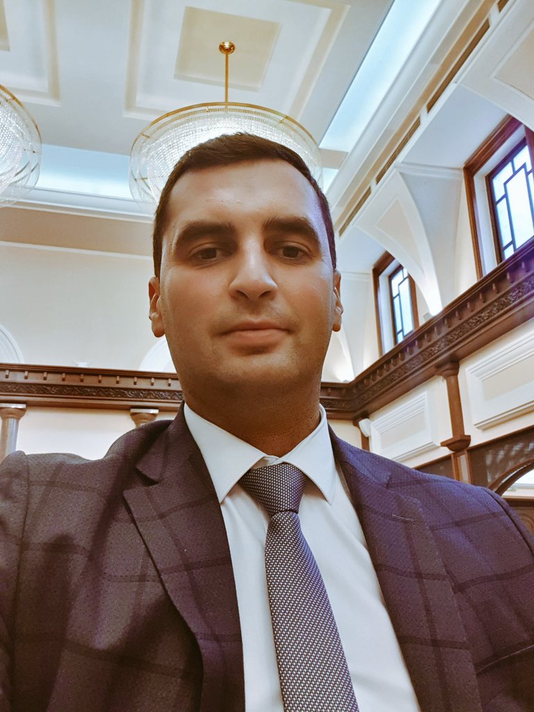 Кај мене не поминуваат притисоци и закани. 😉
Хибридниот режим ги живее последните минути на власт.

Владата паѓа денес!
Да живее РЕПУБЛИКА #МАКЕДОНИЈА! 🇲🇰