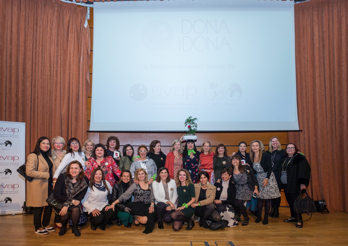 👩‍🦰👩 Convocatoria abierta para el Reconocimiento empresas 'Dona i dona' de la @evap_bpw 

Hasta el 30/11 puedes presentar candidatura para ser reconocida como empresa activa en la inserción de mujeres en riesgo de exclusión social. 

documentcloud.adobe.com/link/track?uri…