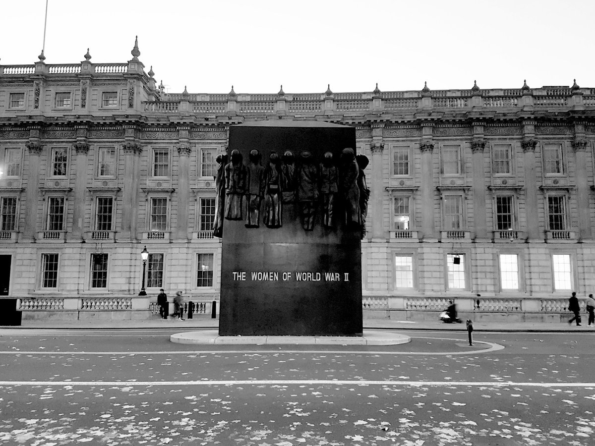 Plus de 7M de femmes travaillèrent ds les usines en 1939-1945. Elles n'ont pas eu droit à l'égalité salariale &amp; furent "démissionnées" d'office après la Guerre pr faire place aux hommes. Ce momument sur Parliament St leur rend hommage. #11Novembre #RemembranceDay #WWII #EgalitéFH