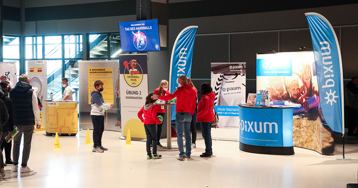 DHB_Teams's tweet photo. Das Rahmenproramm hatte beim #TagdesHandballs einiges zu bieten! 🤩 (2/2)
Ehrungen, Showacts, Spielstationen für Jung und Alt, DHBSpotlight und vieles mehr - Hier ein paar Einblicke! ⤵
#WIRIHRALLE #aufgehtsDHB #handball https://t.co/qINWJsiHSm