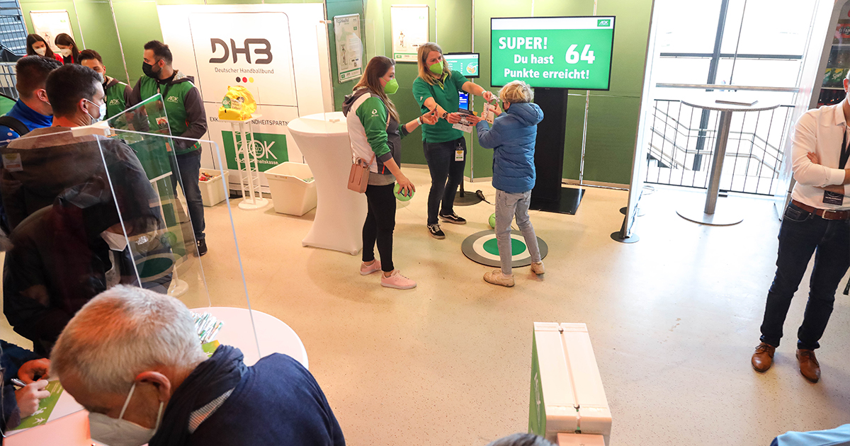 DHB_Teams's tweet photo. Das Rahmenproramm hatte beim #TagdesHandballs einiges zu bieten! 🤩 (2/2)
Ehrungen, Showacts, Spielstationen für Jung und Alt, DHBSpotlight und vieles mehr - Hier ein paar Einblicke! ⤵
#WIRIHRALLE #aufgehtsDHB #handball https://t.co/qINWJsiHSm