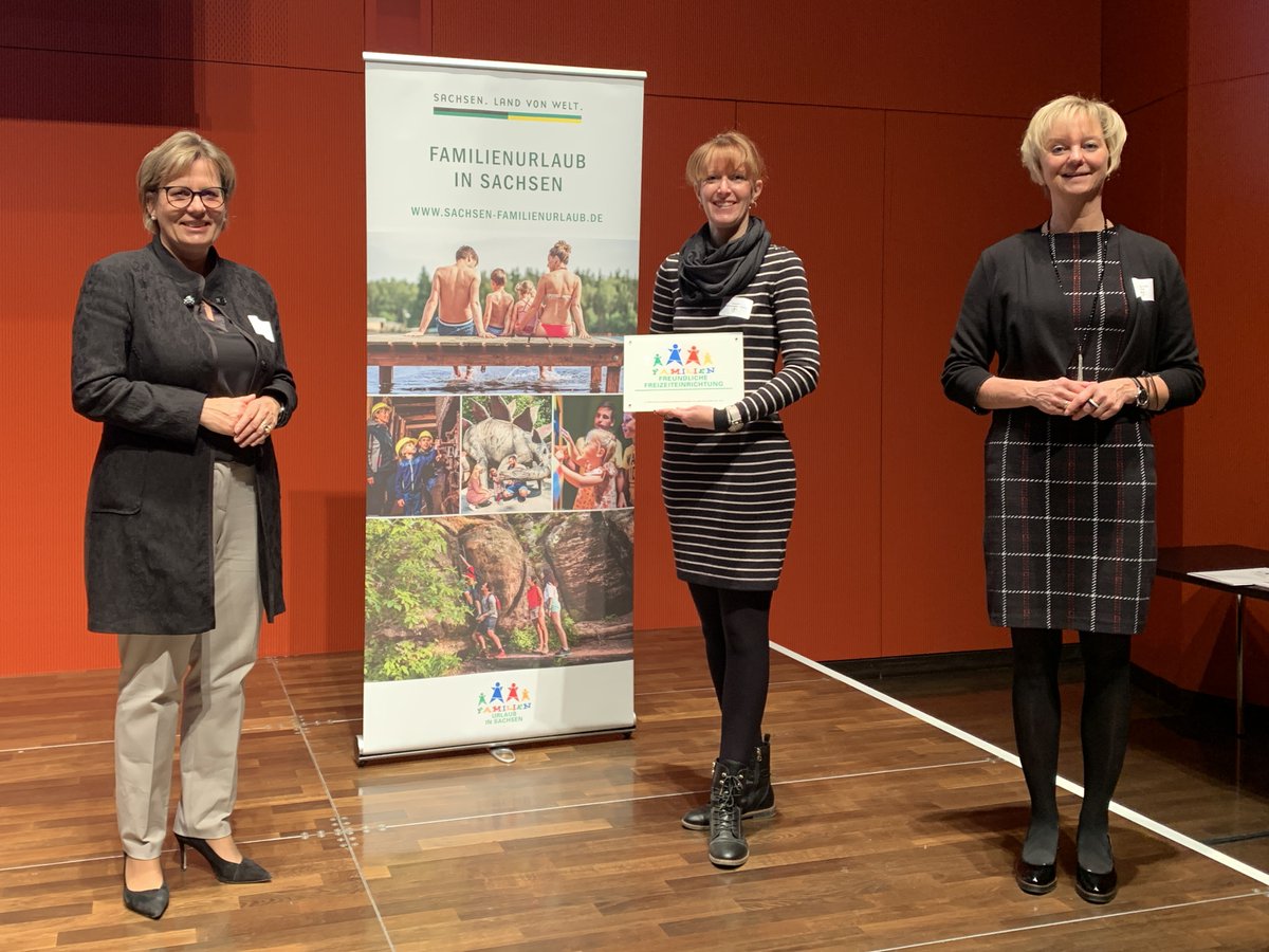 sonnenlandpark's tweet photo. Geschafft! Erneut als Familienfreundliche Einrichtung zertifiziert. Die Auszeichnung erfolgte durch #Staatsministerin Barbara Klepsch. Mehr Infos in der PM der #TMGS unter https://t.co/NwBVfZPIb8
#familienurlaub #Sachsen #UrlaubinSachsen #sonnenlandpark #freizeitpark https://t.co/AazrusOiuR