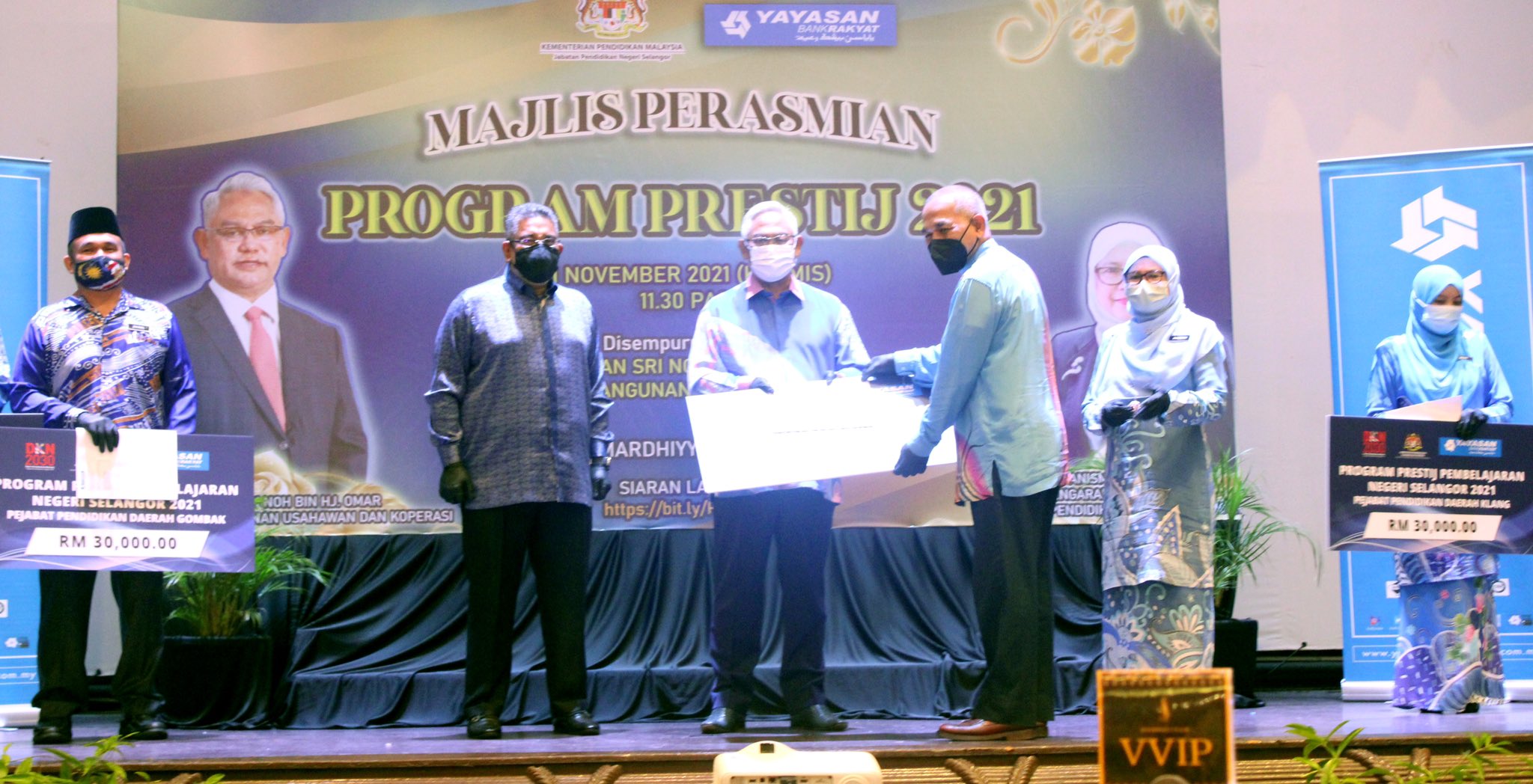 Yayasan Bank Rakyat On Twitter Rm300 000 00 Program Pendidikan Di Selangor Tajaan Yayasan Bank Rakyat Artikel Penuh Di Facebook Yayasan Bank Rakyat Https T Co 4ipb8vh3jm Yayasanbankrakyat Pendidikan Ybrkasih Kitajagakita Https T Co Wafnj8kqeg