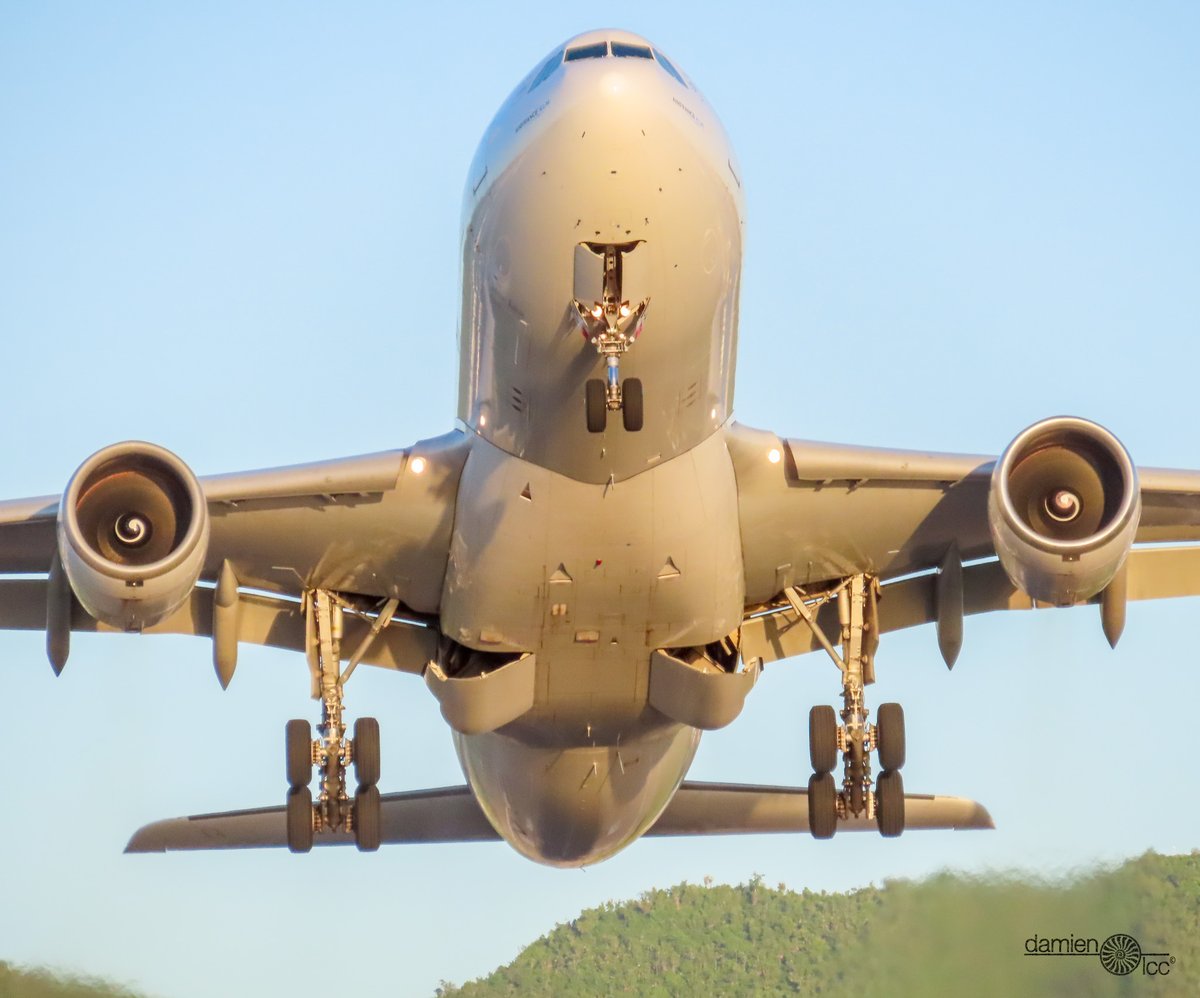 DamienLcc's tweet photo. Airbus A330-200 Air France - Saint-Martin 🇸🇽 (TNCM / SXM)
▶️ https://t.co/meIFQvnr9T
@Airbus @AirFranceFR @AFnewsroom #AvGeek #Airbus #AirFrance #AF499 #TNCM #SXM https://t.co/517F1S9JOq